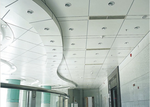 Le plafond décoratif acoustique suspendu de baisse couvre de tuiles 2 x 2, crochet de résistance aux intempéries sur le plafond en métal